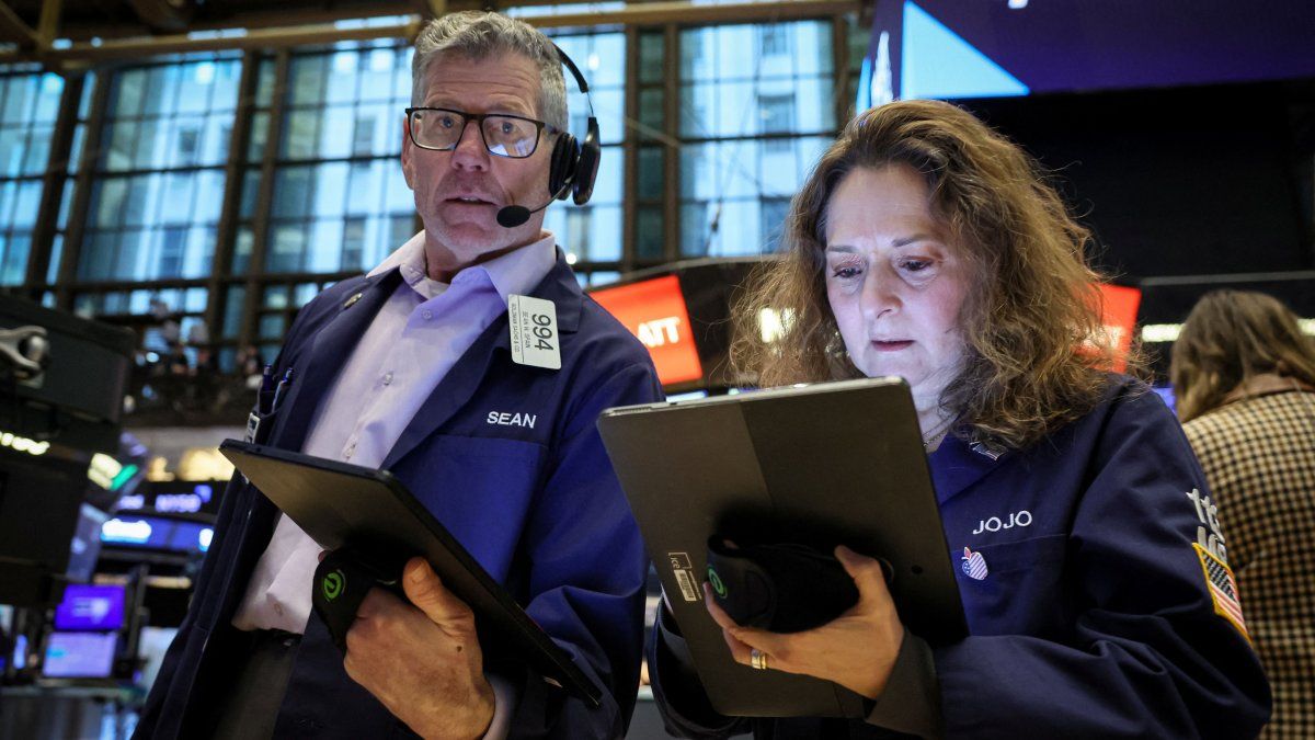 Wall Street cerró en rojo ante incertidumbre sobre desescalada en Irán y preocupación por el crédito privado