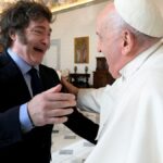 Abrazo a la distancia Santo Padre