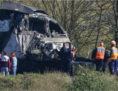 al menos un muerto y 13 heridos