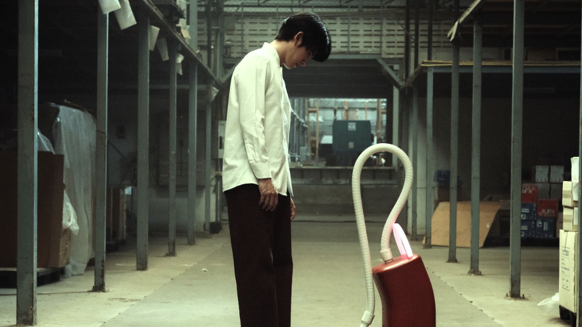 Amor más allá de la muerte y sátira laboral en Un fantasma a su servicio