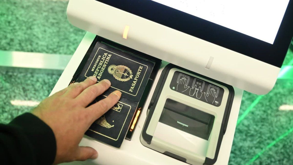 pese a una leve mejora en el inicio del año, advierten que el Mundial 2026 puede presionar la salida de dólares