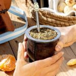 Los mejores beneficios de tomar mate y la forma correcta de hacerlo, según la IA