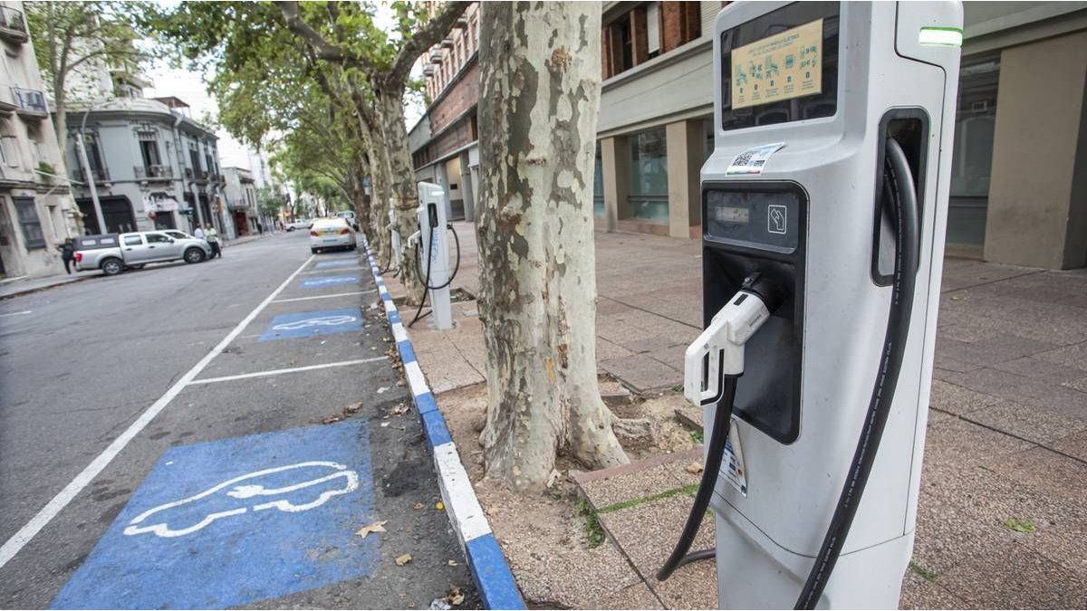Cinco lecciones sobre autos eléctricos que la Argentina puede copiar de Uruguay