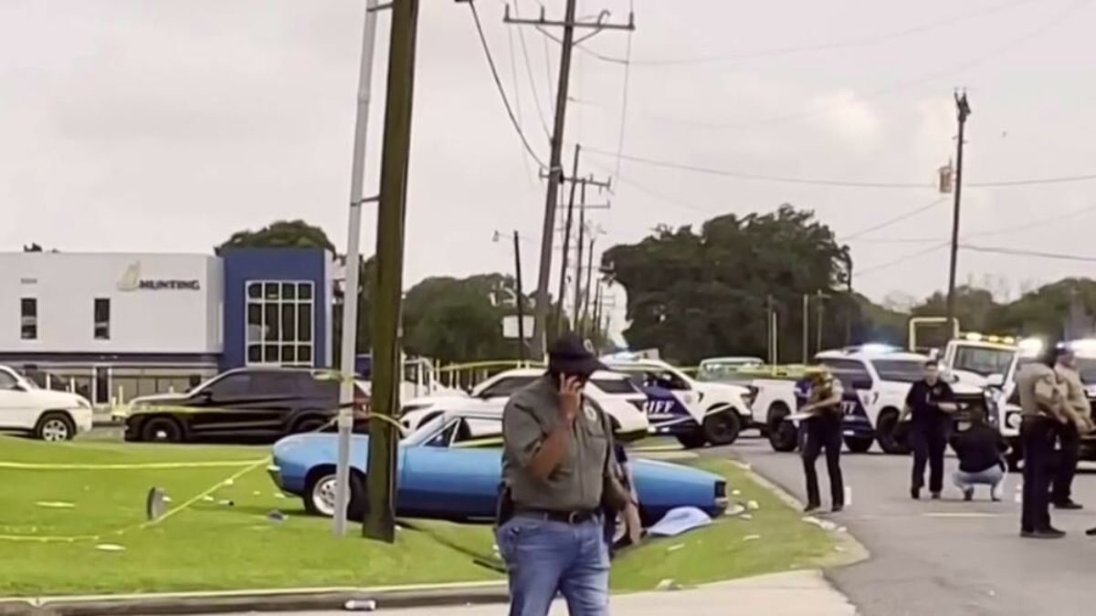 un conductor atropelló a una multitud durante un desfile dejando al menos 15 heridos