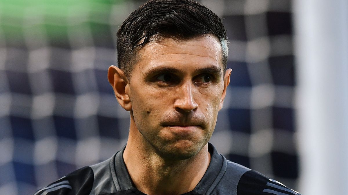 Dibu Martínez se lesionó en la entrada en calor con Aston Villa y Scaloni suma otra preocupación