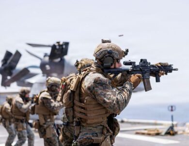 En plena tregua con Irán, EEUU exhibió su poder militar y ratificó el bloqueo en el estrecho de Ormuz