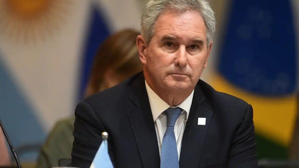 El Gobierno felicitó al flamante primer ministro electo de Hungría, Péter Magyar