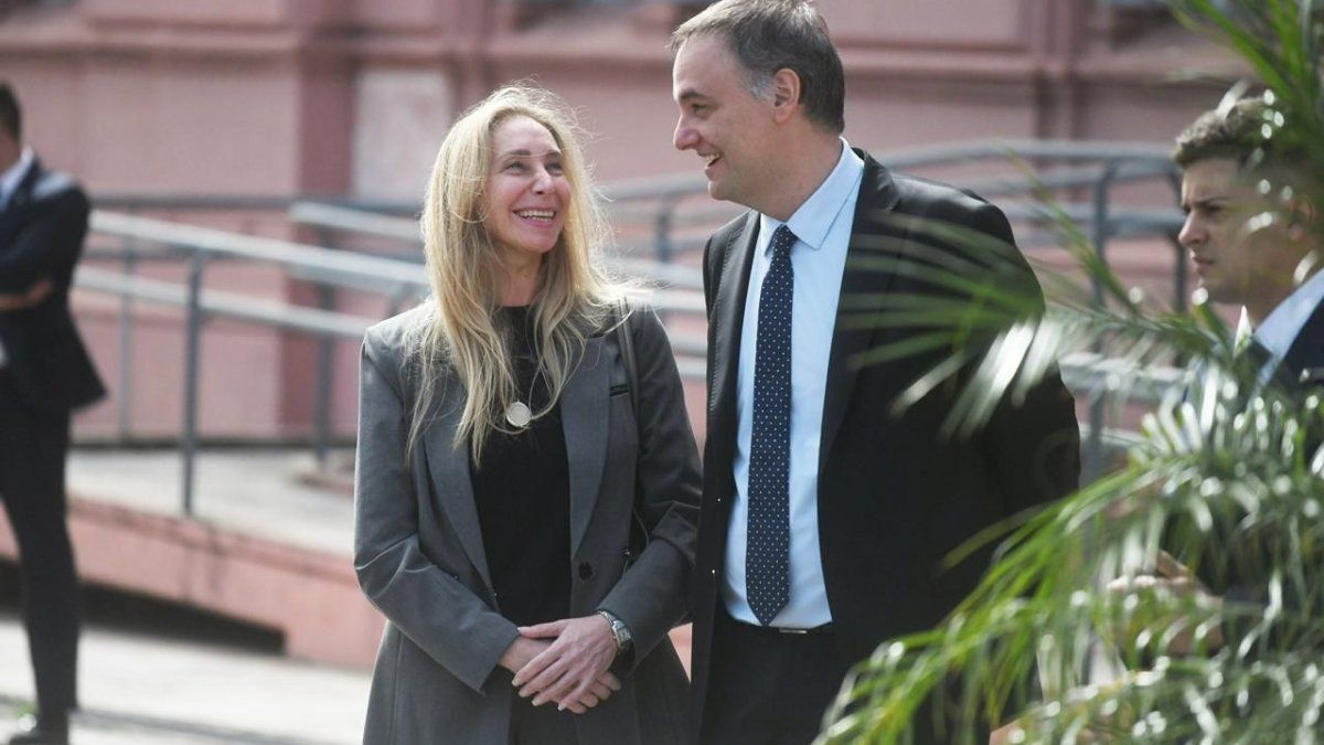 El triángulo de hierro sostiene a Manuel Adorni