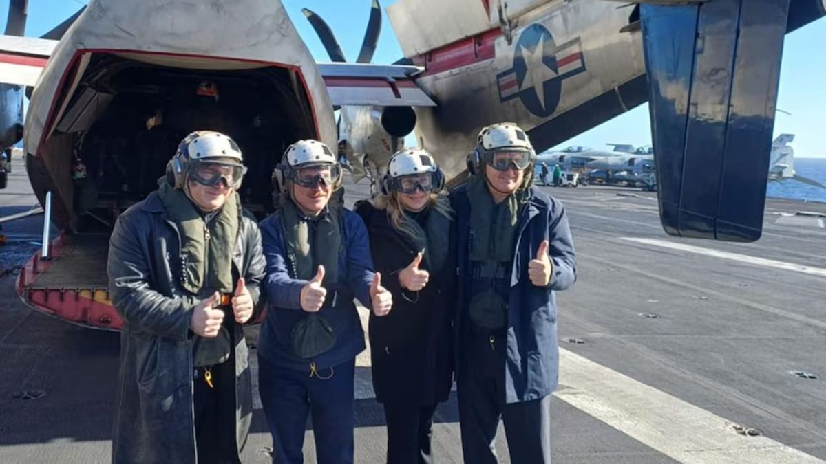 Javier Milei se subió al portaaviones USS Nimitz de EEUU y participa de ejercicios navales