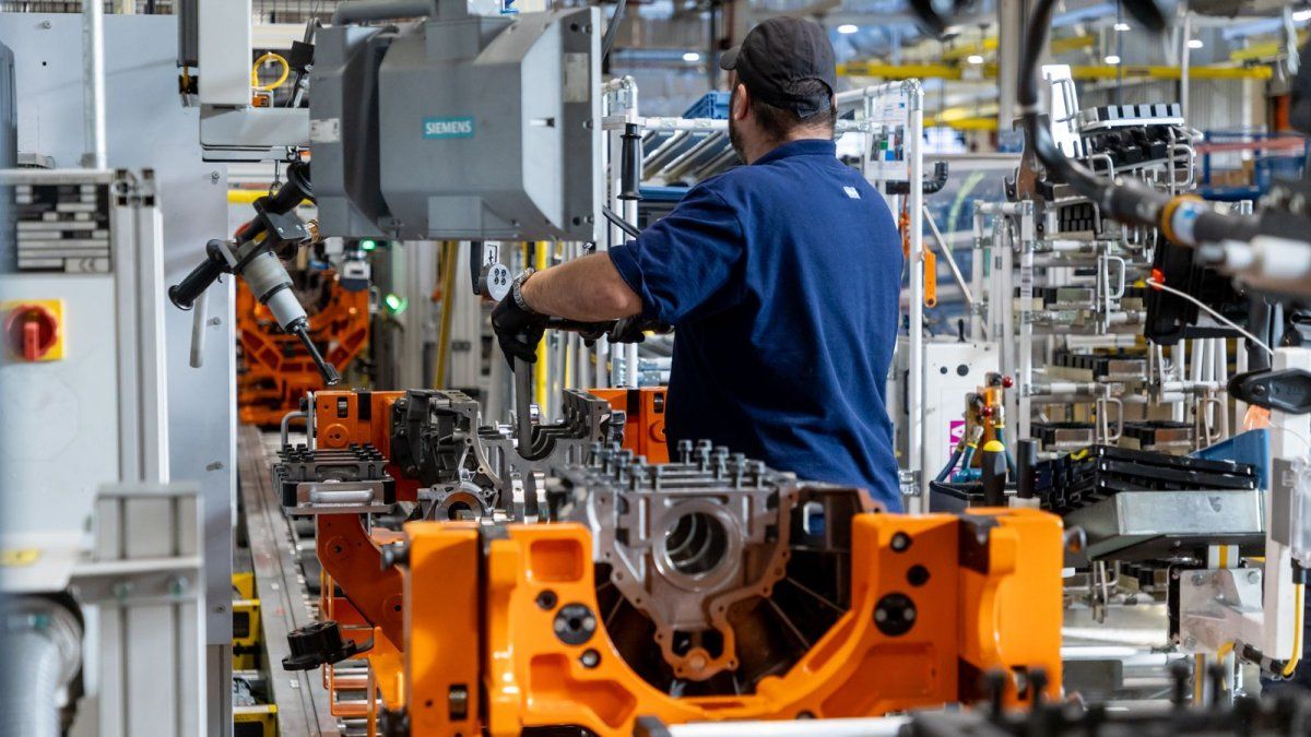 La industria encadenó en febrero su octava caída interanual al hilo y el sector automotriz se hundió hasta 24%