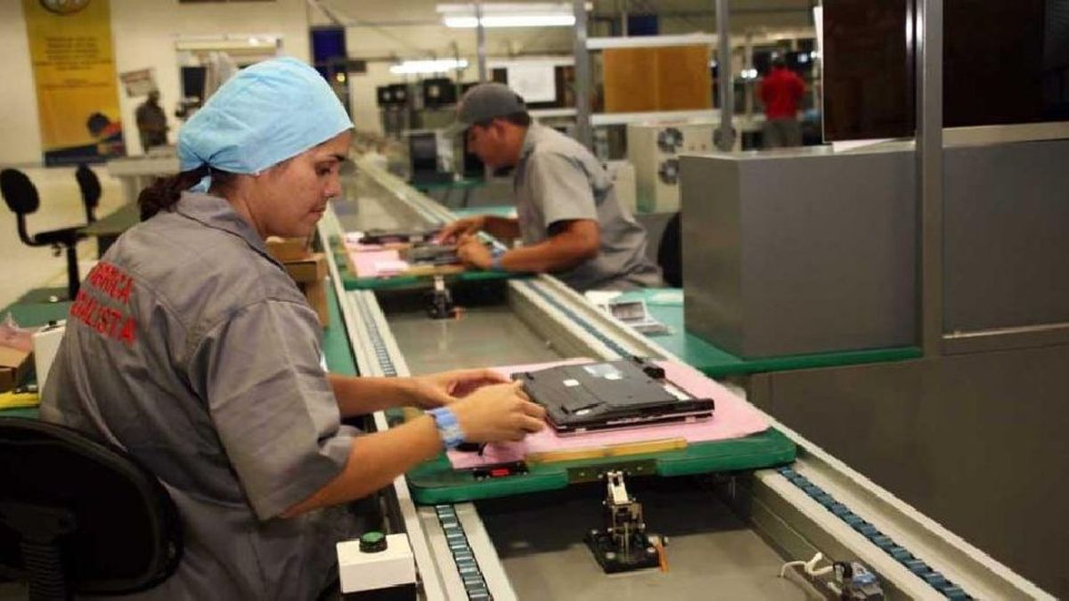 La informalidad laboral subió al 43% en el cuarto trimestre de 2025, con mayor incidencia en mujeres y jóvenes