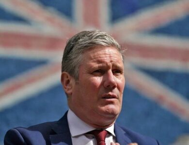 Piden la renuncia del primer ministro británico por nombrar a un funcionario vinculado a Jeffrey Epstein