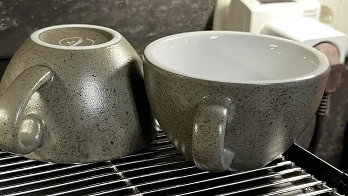 ¿Por qué nunca deberías guardar las tazas boca abajo? El truco japonés que cambiará tu cocina