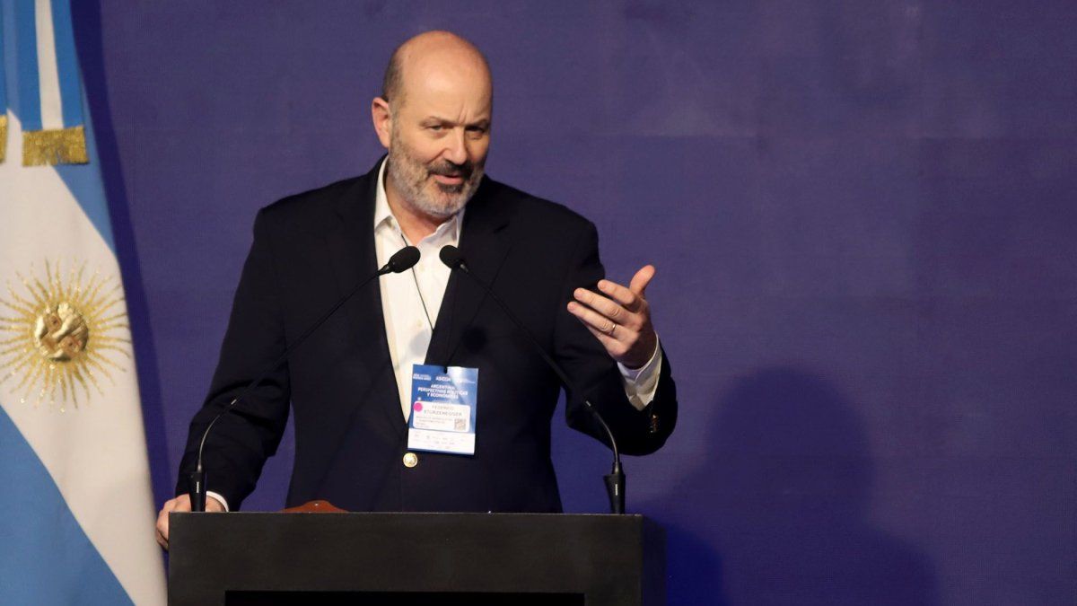 Federico Sturzenegger justificó los despidos en el Servicio Meteorológico y planteó una reforma total del organismo