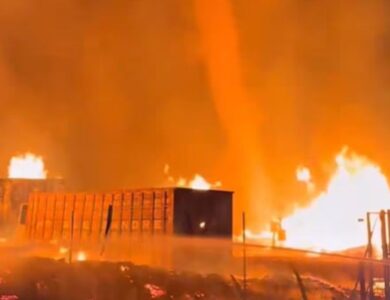 Un tornado de fuego en una planta de residuos desató pánico en España y obligó a evacuar viviendas