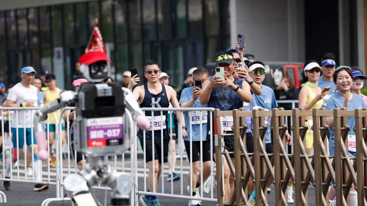 un robot rompió el récord humano en media maratón y sorprendió al mundo