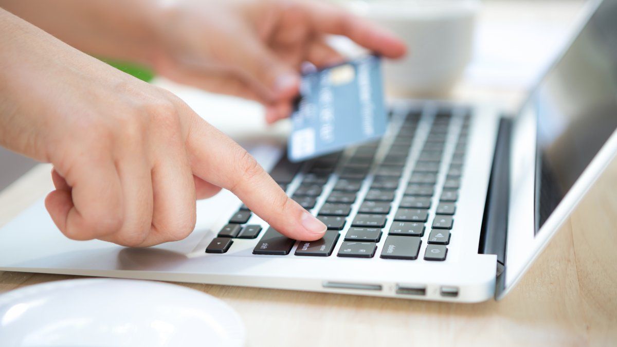 bancos y billeteras virtuales salen a ofrecer descuentos de hasta 55% y 24 cuotas sin interés
