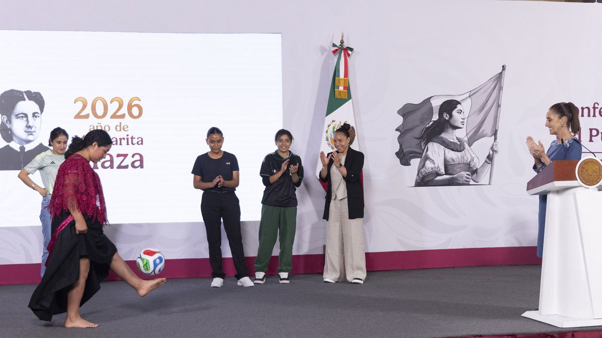 La presidenta de México, Claudia Sheinbaum, entregó su boleto para la inauguración al Mundial 2026 a una joven indígena