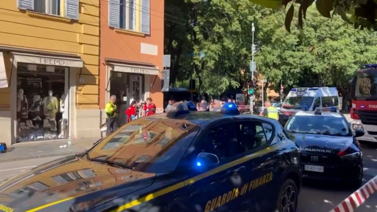 un conductor atropelló a una multitud, dejó varios heridos y apuñaló a un peatón