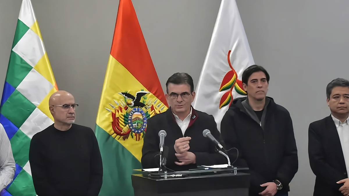 En medio de la crisis en Bolivia, el presidente anunció una reorganización de su Gabinete