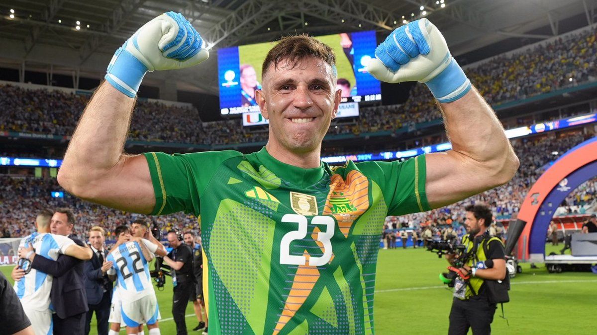 Dibu Martínez ganó todas las finales que disputó en su carrera tras consagrarse con Aston Villa