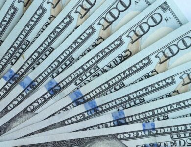 El dólar blue avanzó por segunda jornada consecutiva y estiró la brecha con el oficial