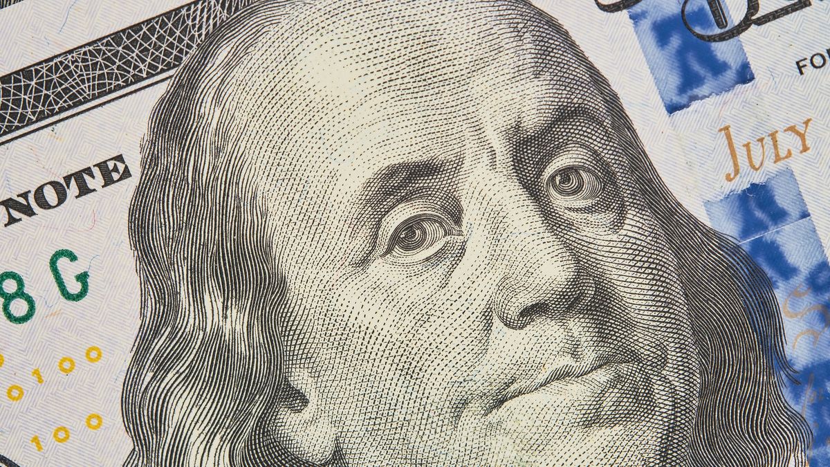 El dólar blue subió y acumuló más de un mes por encima de los $1.400