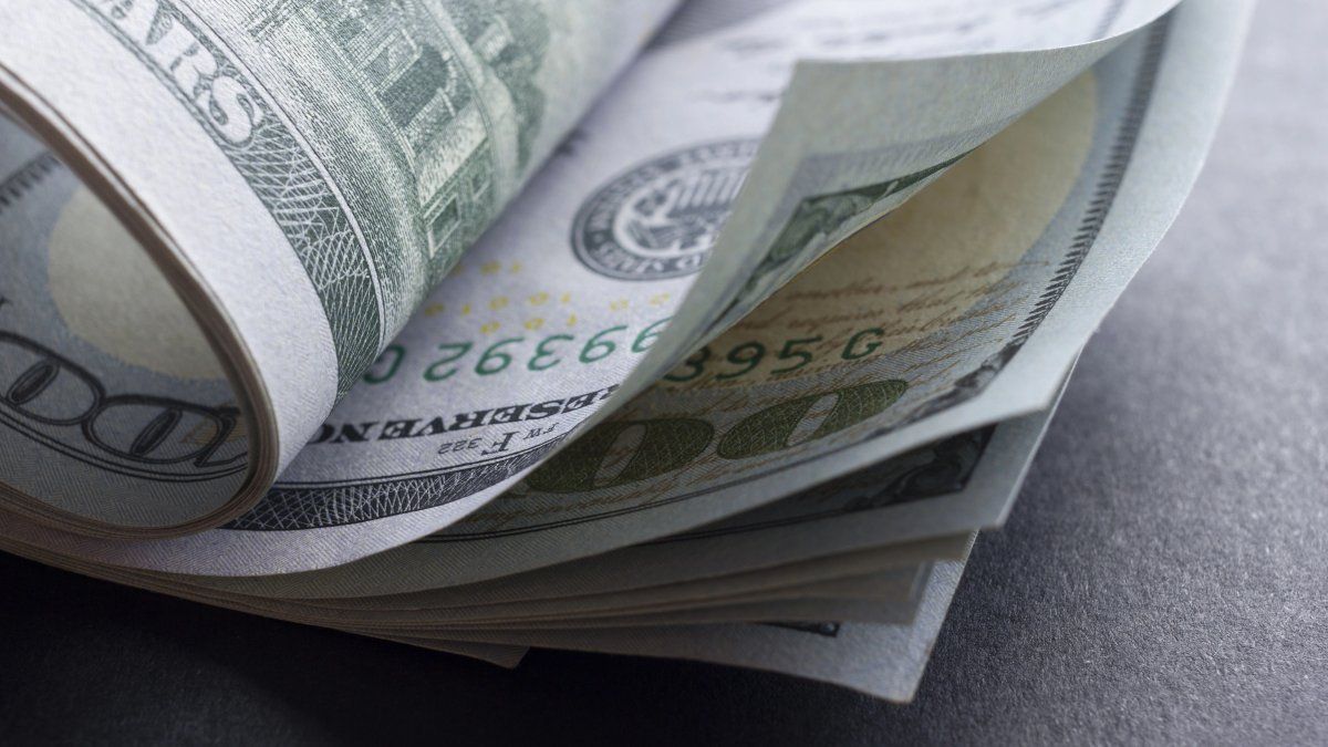 El dólar oficial subió por segunda jornada al hilo y se acercó a máximos de mayo