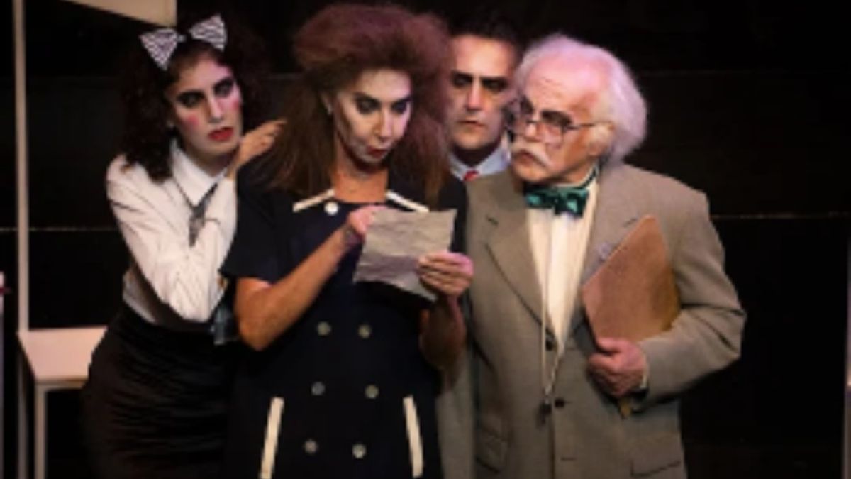 Hacer teatro hoy es hoy un acto de resistencia política profunda y el público tiene una encomiable tozudez para seguir habitando esas butacas