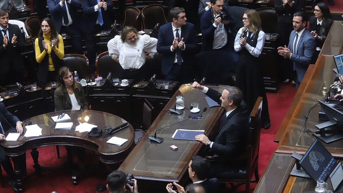 La Libertad Avanza se anticiparía a la oposición en un guiño a Manuel Adorni