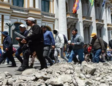 la Policía reprime a los manifestantes que exigen la renuncia de Rodrigo Paz
