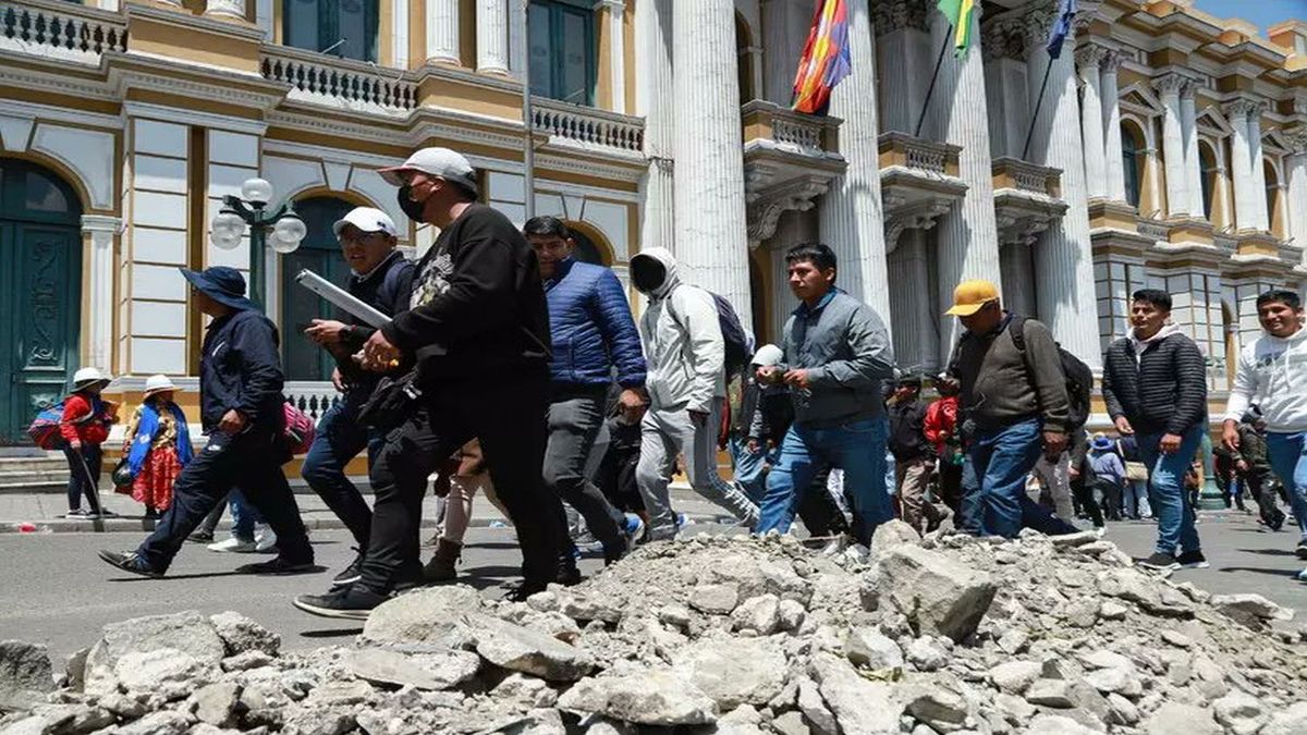 la Policía reprime a los manifestantes que exigen la renuncia de Rodrigo Paz