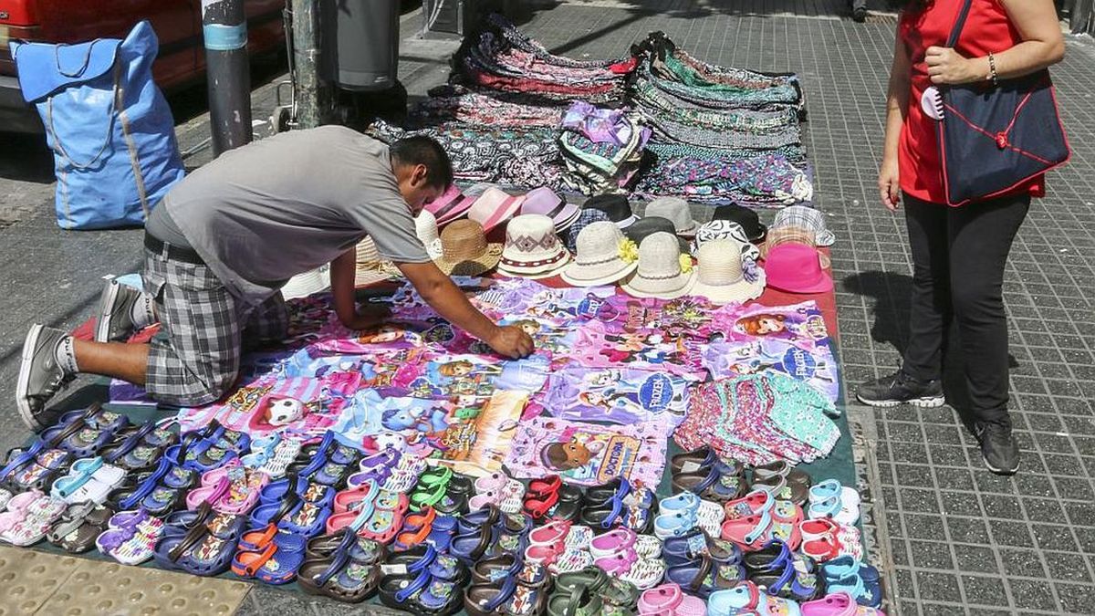 La venta ilegal callejera cayó 10,9% en el último año en CABA, aunque repuntó en abril