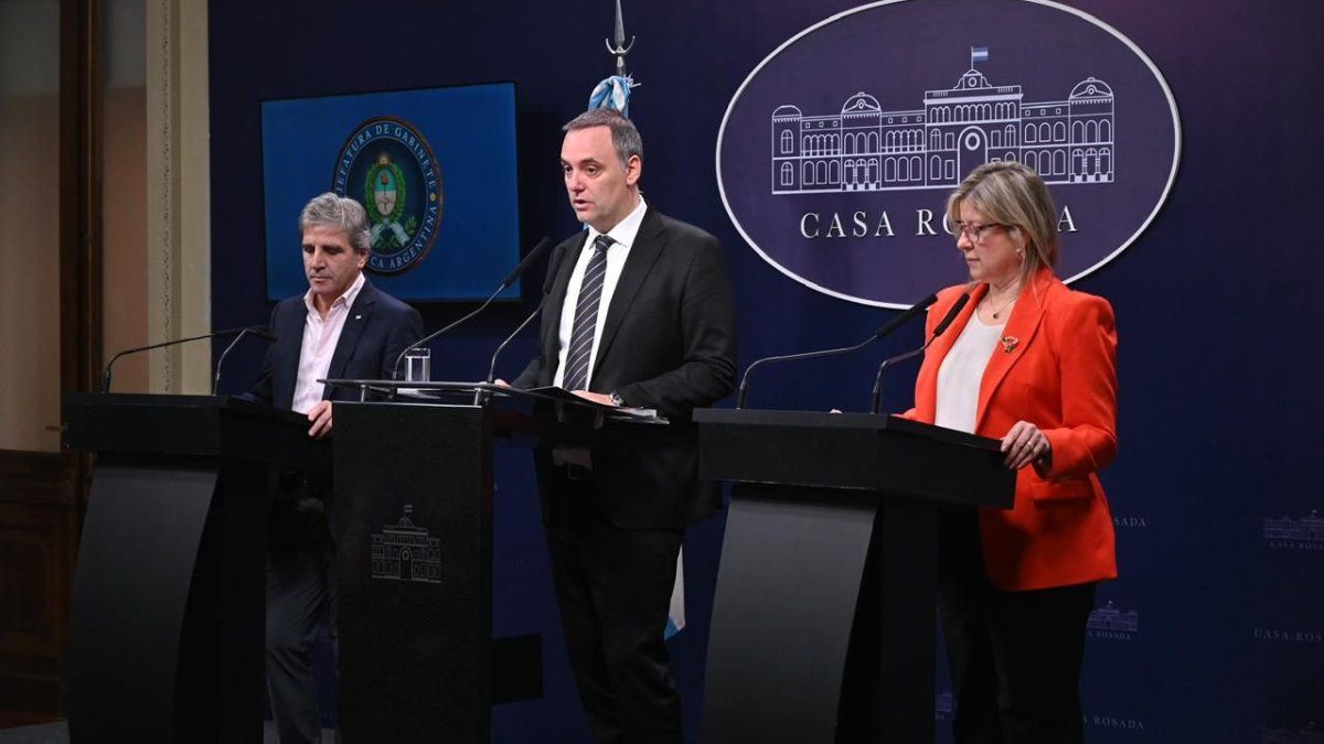 Manuel Adorni y Luis Caputo se muestran en Mendoza junto a Alfredo Cornejo