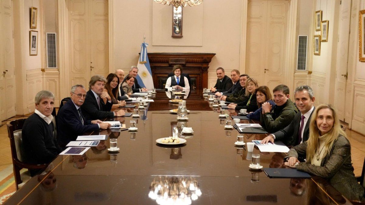 Javier Milei reunió al Gabinete y volvió a respaldar a Manuel Adorni en medio de la crisis interna