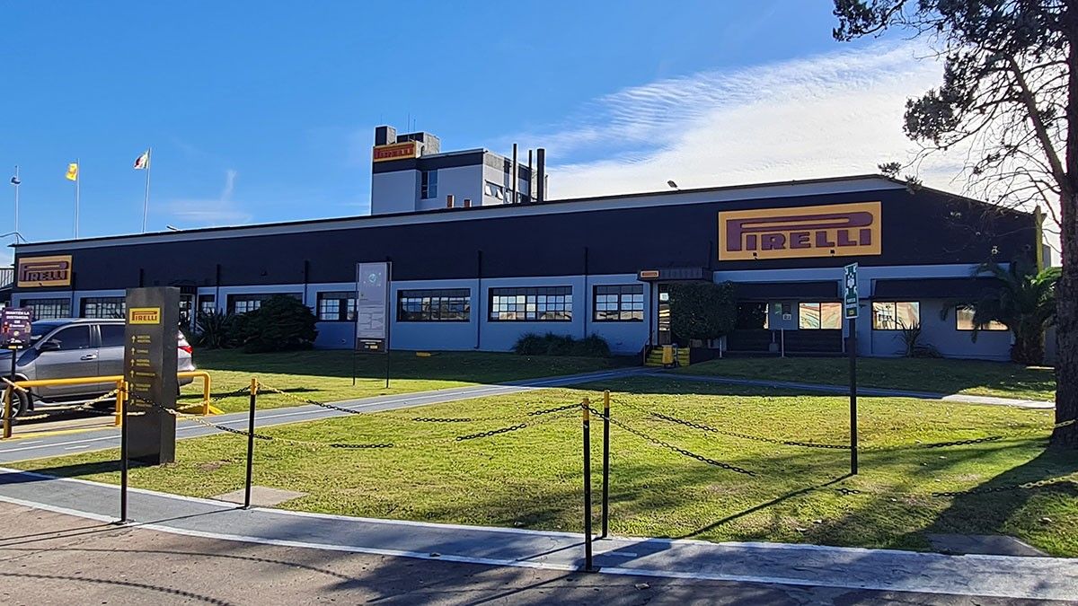 Pirelli suspendió la producción de neumáticos en Argentina por la caída de ventas