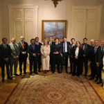 las calificadoras descartan una pronta suba de nota en sus bonos pese al alza de la deuda soberana