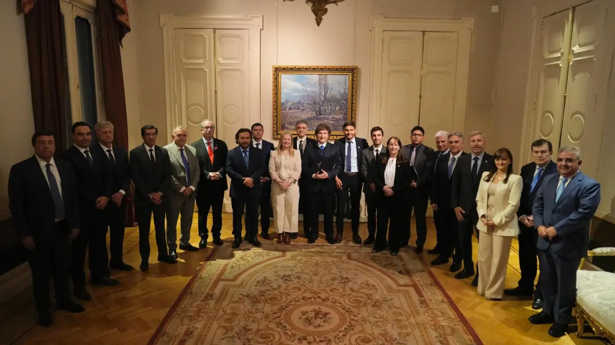 las calificadoras descartan una pronta suba de nota en sus bonos pese al alza de la deuda soberana