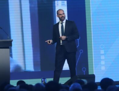Condenaron a Eduardo Bolsonaro a más de 4 años de prisión por coaccionar a la Justicia
