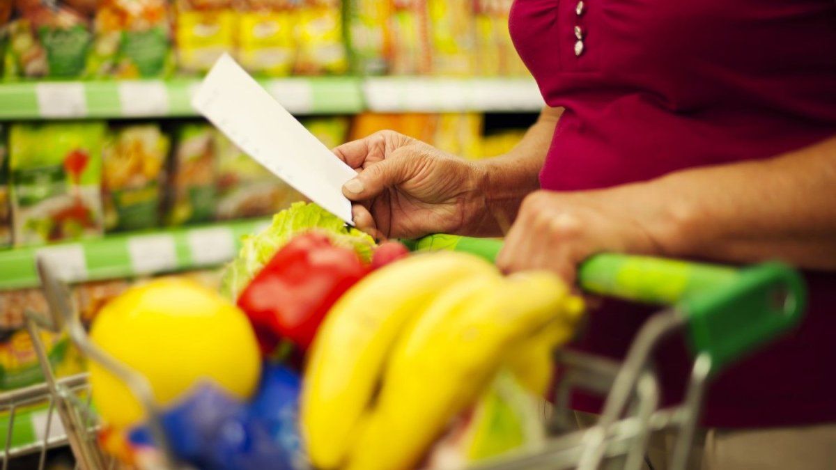 El consumo masivo moderó su caída en mayo, pero acumuló una baja de 3% en los primeros cinco meses del año