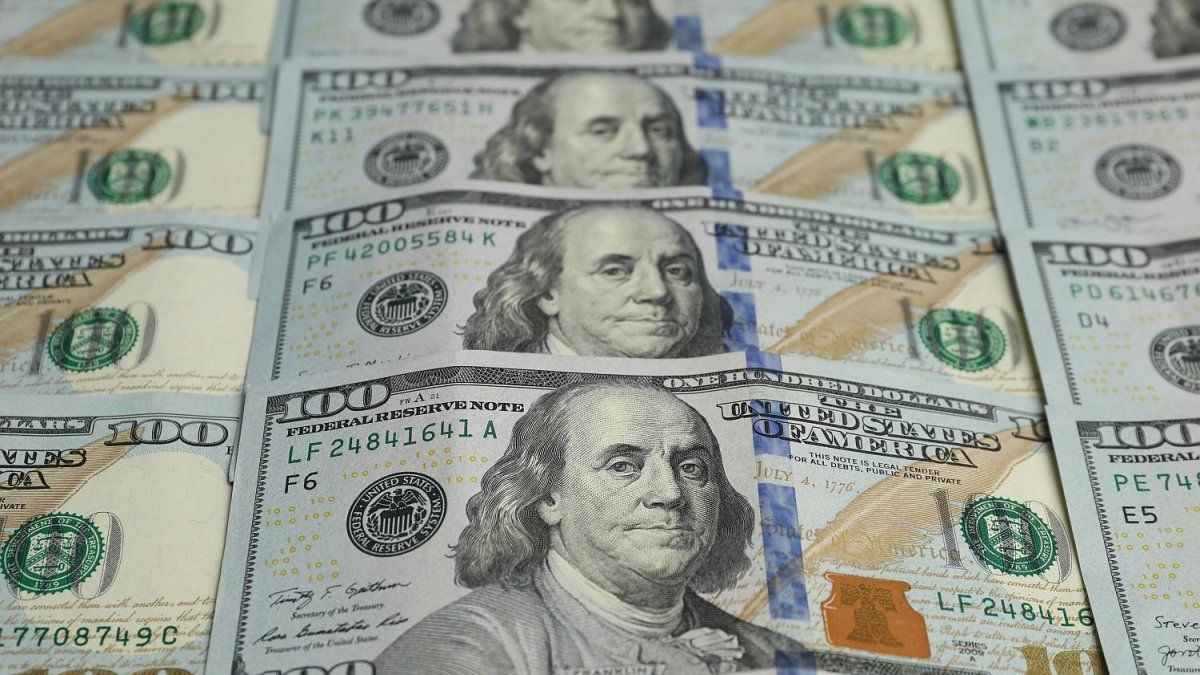 El dólar mayorista vuelve a caer y perfora los u$s1.400