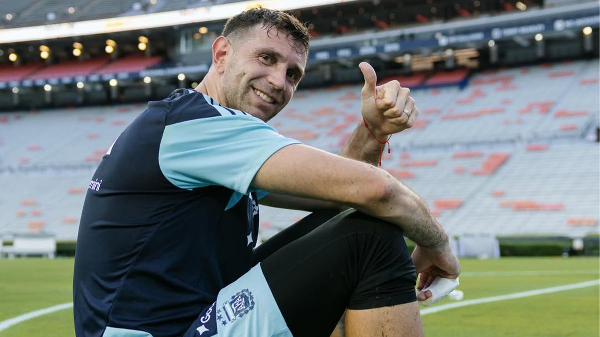 Emiliano Dibu Martínez se entrenó con dos guantes, sin yeso y crecen las chances de que sea titular en el debut
