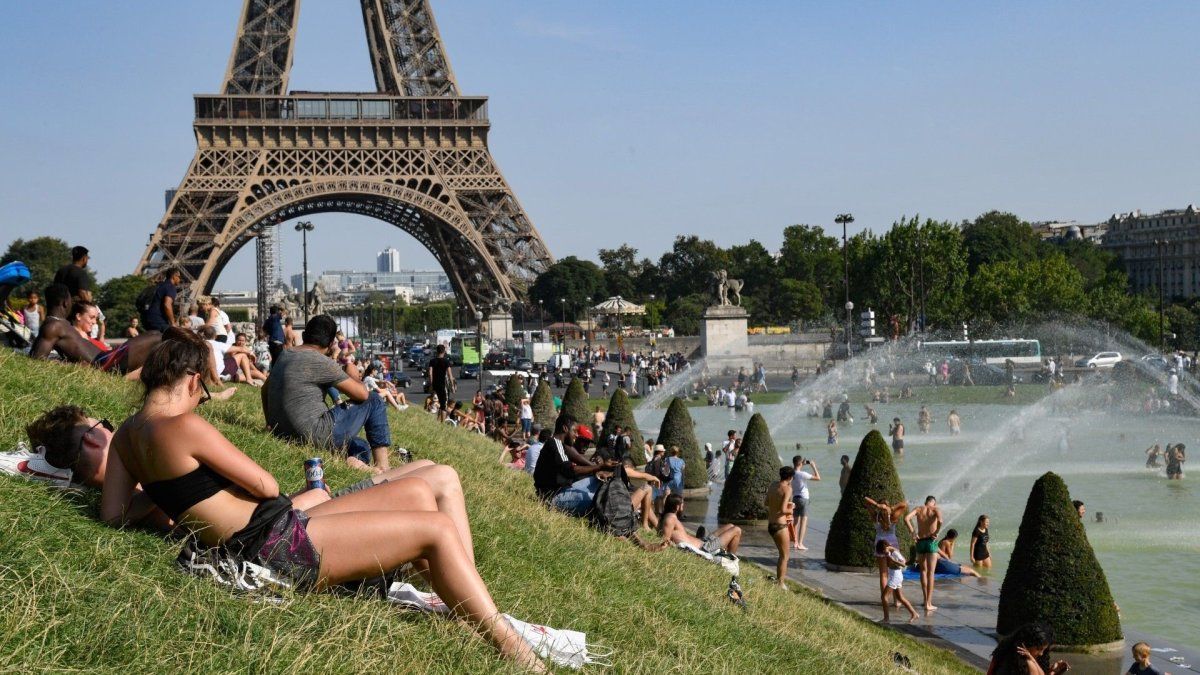 Francia limita el alcohol y España cierra una fan zone