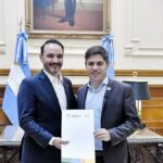 Axel Kicillof suscribió convenios de cooperación con el gobernador Juan Pablo Valdés