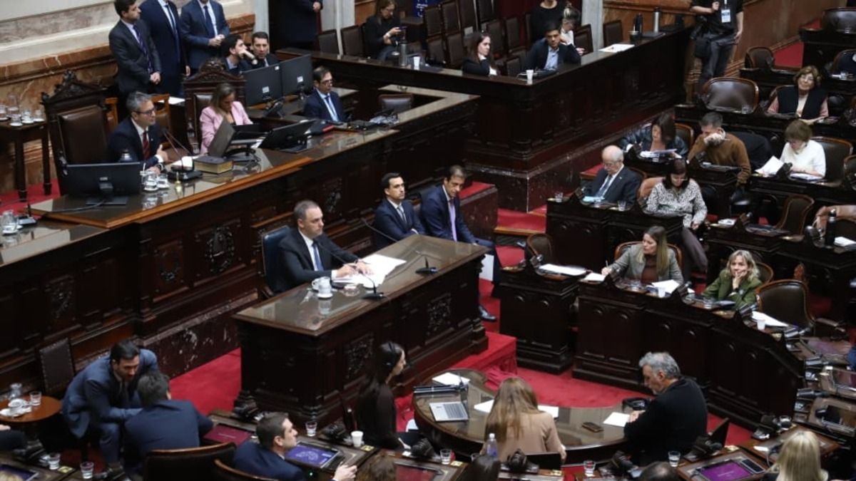 Con una jugada de último momento, Martín Menem busca desactivar la sesión contra Manuel Adorni