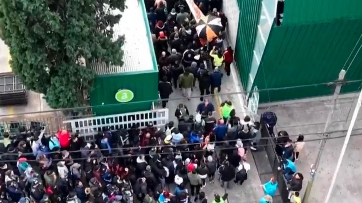 Filas de más de 60 cuadras de fanáticos para darle el último adiós al Indio Solari