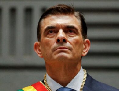 Renunció el ministro de Defensa y otros funcionarios podrían dejar el gobierno ante la presión de las protestas