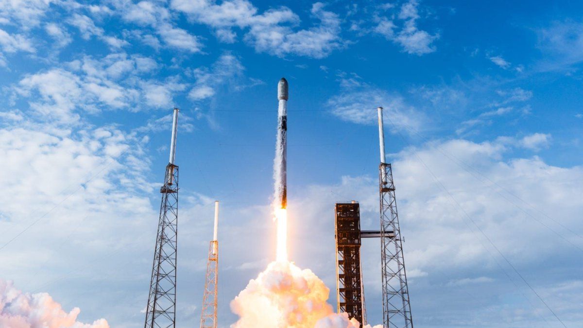 SpaceX lanza su cohete Falcon 9 poco antes de salir a bolsa