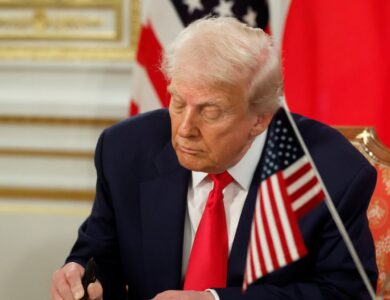 Donald Trump firmó en Versalles el acuerdo con Irán para frenar la guerra en Medio Oriente