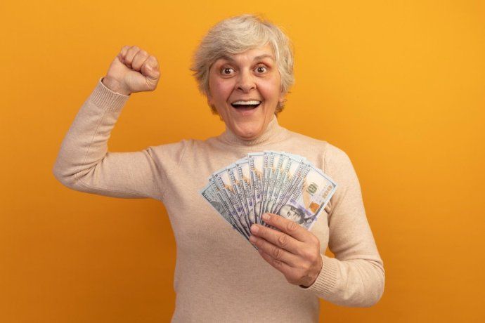 Aunque vivió toda su vida de manera austera, su billetera era inmensa. Aunque vivió toda su vida de manera austera, su billetera era inmensa.